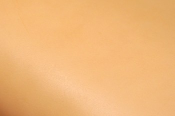 栃木レザー・クラシックヌメ 裁ち革（ハガキサイズ 10 × 14.8 cm）